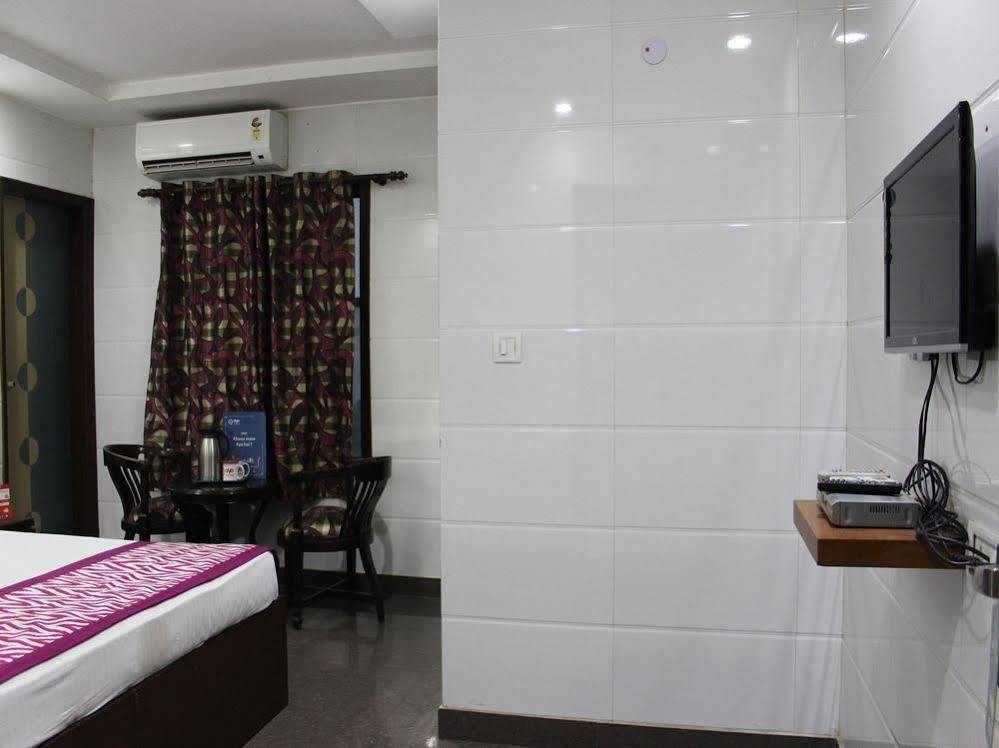 Oyo 2705 Hotel Preet Palace New Delhi Ngoại thất bức ảnh